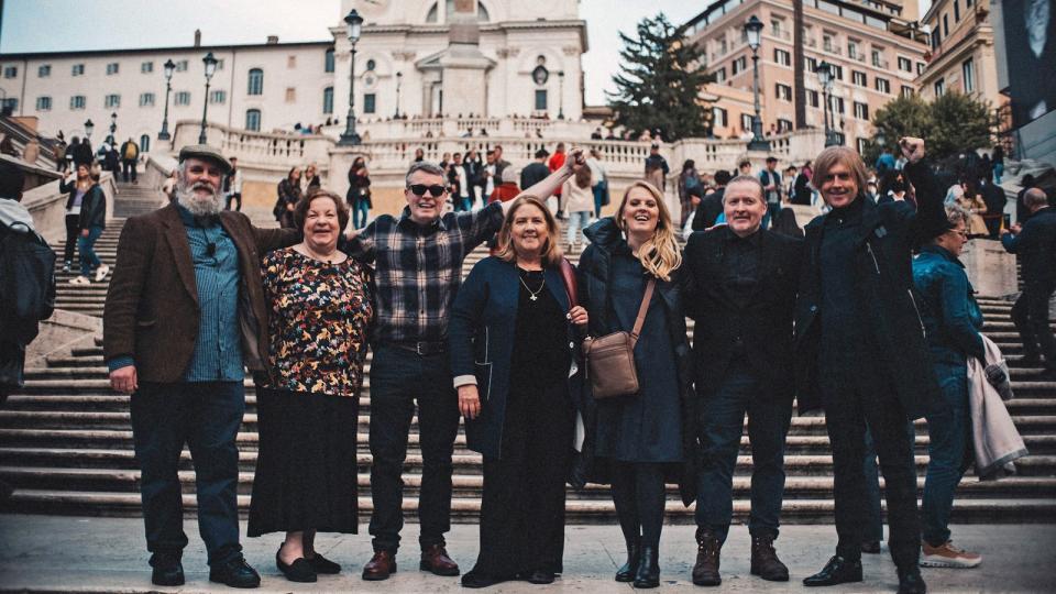 Vor der Spanischen Treppe in Rom (von links): Paul, Caroline, Jimmy, Kathy, Patricia, Joey und Johnny Kelly (Bild: RTLZWEI / Marc Bremer)