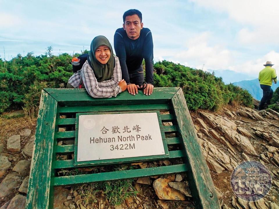 瑪雅穿著涼鞋與裙子，說要跟韓多一起攻頂合歡山，2人最終完成攻頂，韓多（右）也對瑪雅（左）留下深刻印象。（韓多提供）