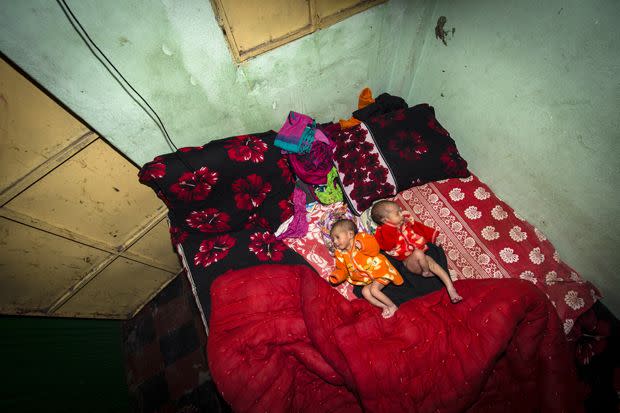 Bebês gêmeos de 5 meses descansam na cama. Uma prostituta de 20 anos deu à luz. Eles ainda não têm nome (Sandra Hoyn).