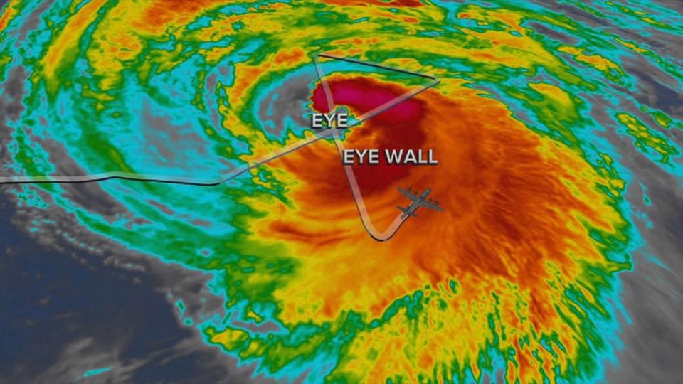 PHOTO: Flight pattern of hurricane hunters as they fly into the center of Lee. (ABC News)