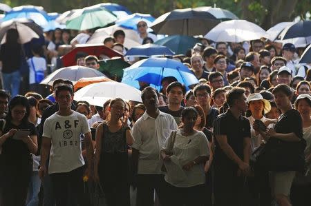 People queue up to pay their respects to the late first prime minister Lee Kuan Yew at the Padang grounds outside the Parliament House in Singapore March 28, 2015. REUTERS/Edgar Su