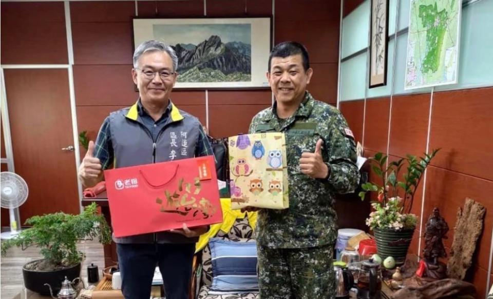 564旅旅長李有金少將（右）接任總統府警衛室主任。翻攝阿蓮區公所官網