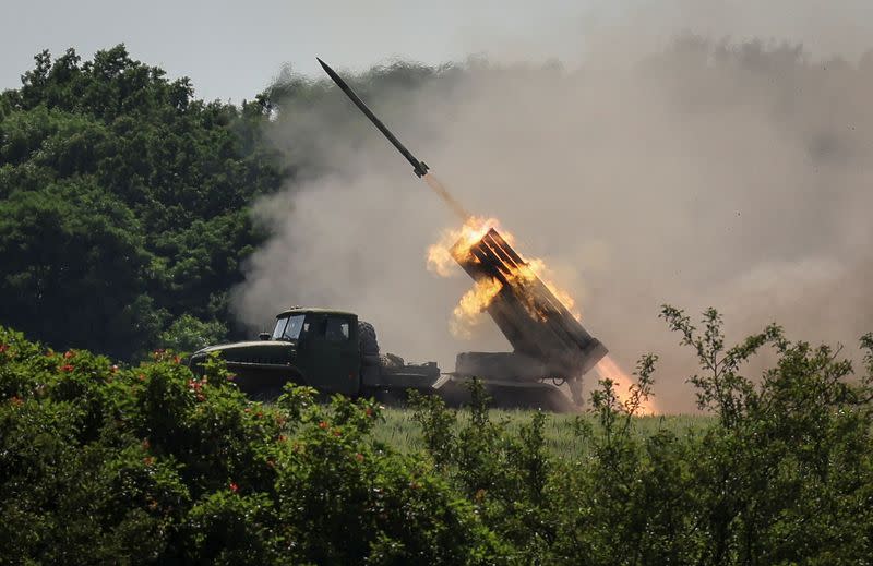 Soldados ucranianos disparan un sistema de lanzamiento de cohetes múltiples BM-21 Grad, cerca de la ciudad de Lysychansk, región de Lugansk, en medio del ataque de Rusia contra Ucrania