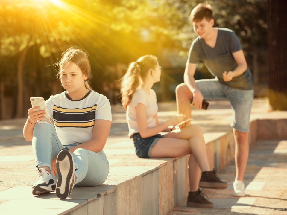 Entre los efectos del phubbing está el aislamiento social, la pérdida de conexión con la realidad y la baja autoestima. (Getty Creative)