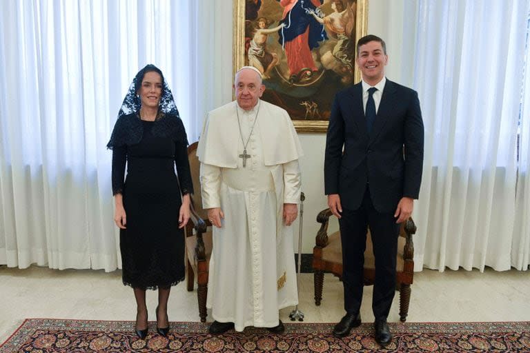 Esta foto del 27 de noviembre de 2023 muestra al papa Francisco posando con el presidente de Paraguay, Santiago Peña Palacios, y su esposa Leticia Ocampos antes de su reunión en El Vaticano.