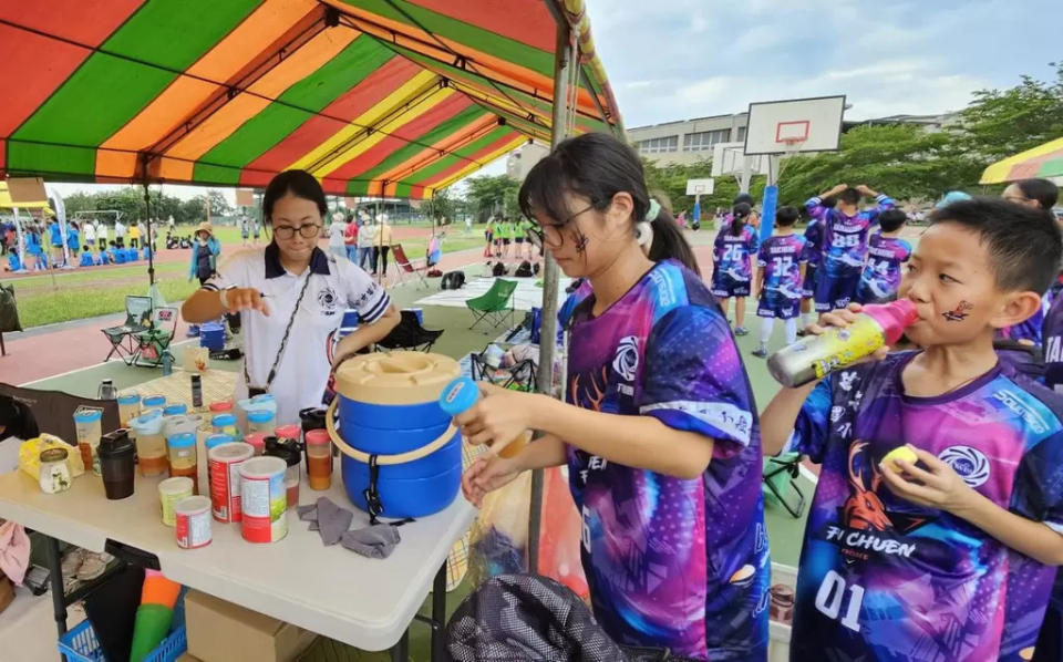 富春飛盤有八馬提供的營養品。富春提供