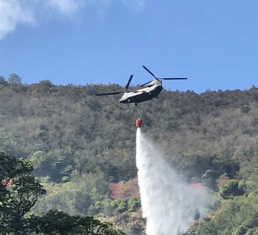 ▲台中東勢森林火警，陸航派出CH-47SD運輸直升機支援空中滅火。（圖／陸軍司令部提供, 2020.1.20）