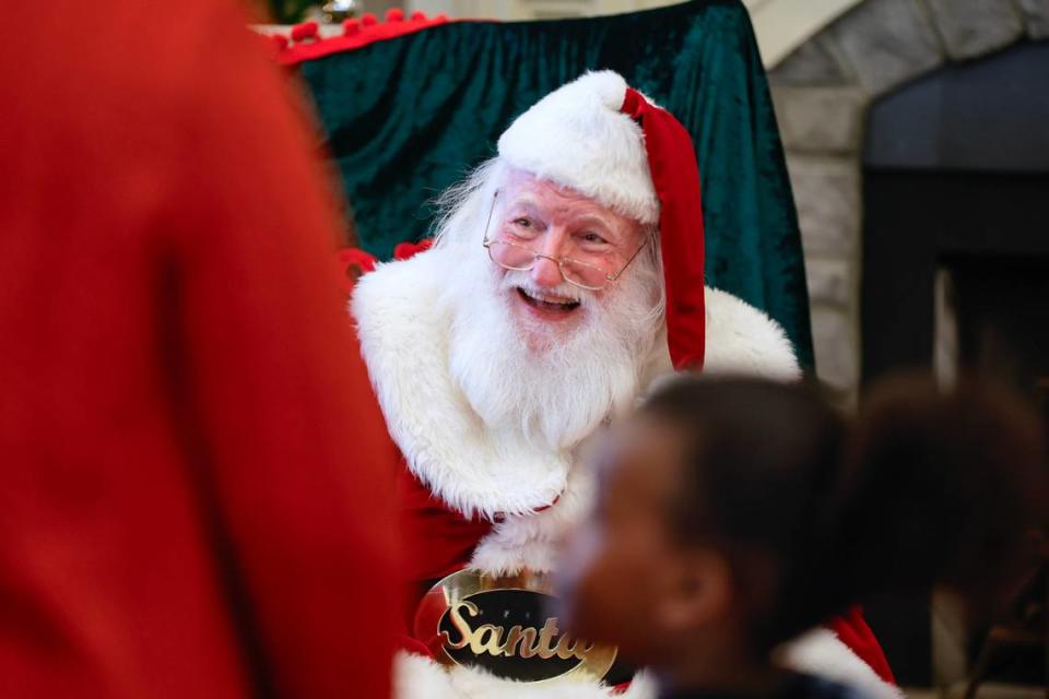 Jack and Trisha Senterfitt greet Park Springs residents’ children and grandchildren dressed as Santa and Mrs. Claus in Stone Mountain on Tuesday, Nov. 21, 2023. (Natrice Miller/ Natrice.miller@ajc.com)