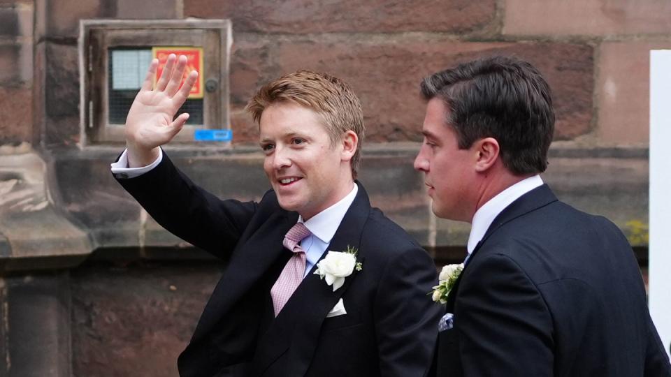 Hugh Grosvenor (l), der Herzog von Westminster, kommt zu seiner Hochzeit in der Kathedrale von Chester an (Bild: Peter Byrne/PA Wire/dpa)