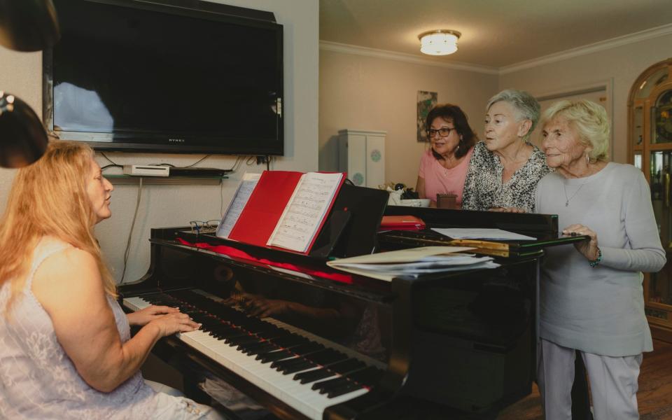 Carol Garrett on the piano during rehearsal with Rochelle Stern, Nancy Beyer-Gordon and Dee Silverman in Lake Worth, Florida - Saul Martinez for The Telegraph