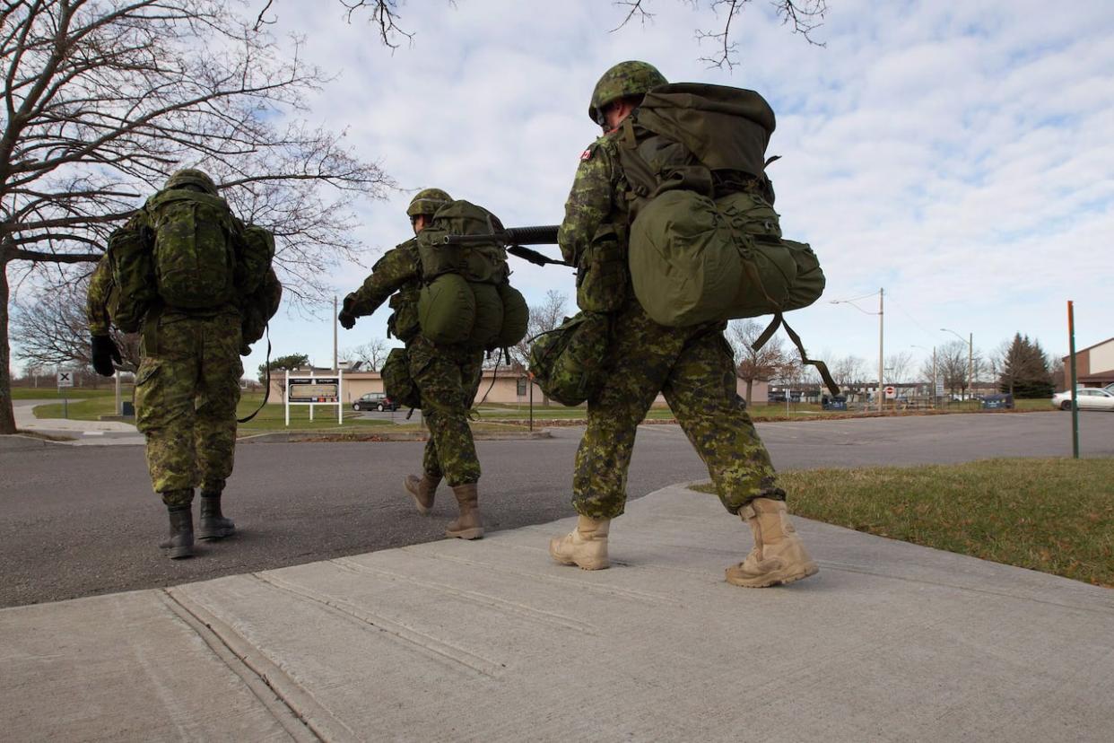 Canadian troops on the move at CFB Kingston in Kingston, Ont., on Nov. 23, 2015. Two companies that help relocate military and RCMP employees were hacked, and now Canada's privacy commissioner is investigating. (Lars Hagberg/The Canadian Press - image credit)