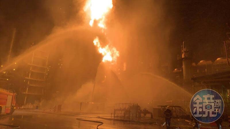 昨晚10點半，高雄小港中油大林煉油廠「第三重油脫硫廠」發生火警，烈焰騰空，爆炸生頻傳，嚇壞附近居民。（讀者提供）