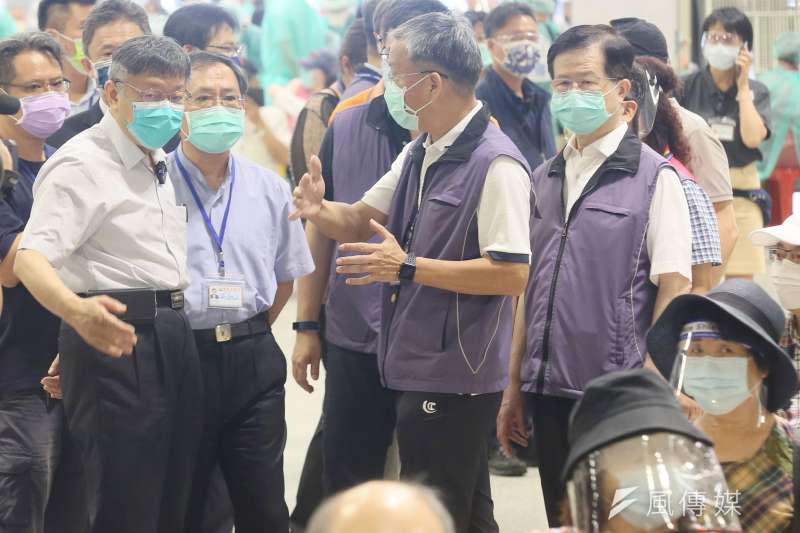 20210714-台北市長柯文哲(前左)14日視察設於花博園區的新冠肺炎疫苗接種站。(柯承惠攝)
