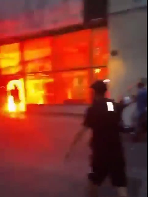抗議者向公共圖書館實施縱火行動，整個圖書館都因為內部的火焰散發著火光，場面看起來無比駭人。   圖：翻攝自Visegrád 24推特