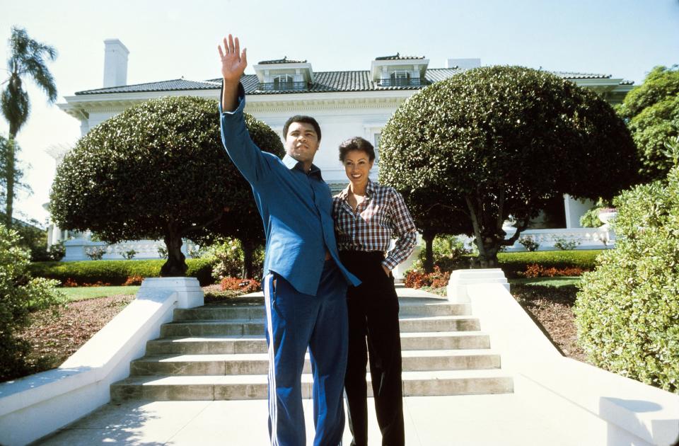 Former heavyweight boxing champion US Muhammad Ali poses with his wife Veronica on March 29, 1982 in his home at Fremont Place outside Los Angeles, California.