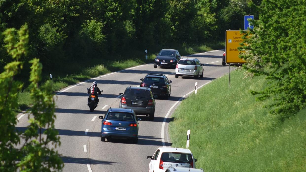 Überholvorgänge unterlassen Verkehrsteilnehmer besser in unübersichtlichen Situationen wie etwa vor Kurven und Kuppen. Foto: DEKRA/dpa-tmn