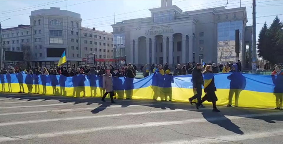 Proteste mit ukrainischen Flaggen in Cherson im März 2022. (Bild: REUTERS)