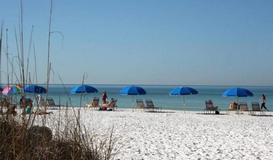 Siesta Key y otras playas públicas del Condado Sarasota volverán a abrir el lunes, con condiciones, después de una votación el miércoles por parte de la Comisión del Condado Sarasota.