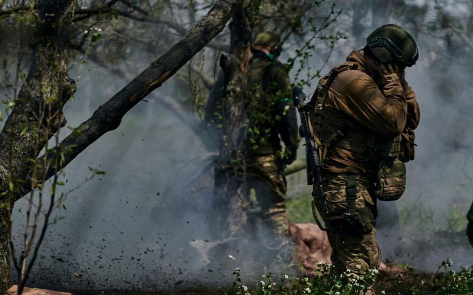 Ukrainian soldiers fire a cannon in Bakhmut - Libkos/AP