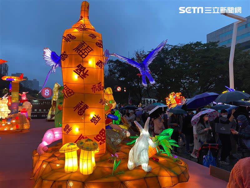 元宵節當天民眾冒雨欣賞花燈。（圖／記者陳弋攝影）