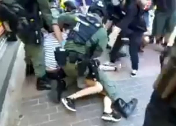 防暴警於本月6日將一名12歲少女膝壓在地上。