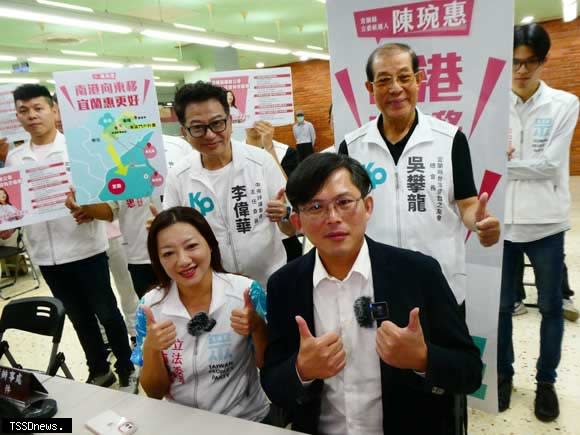 民眾黨現任立委陳琬惠辦理區域立委參選登記，律師黃國昌及縣黨部主委李偉華陪同。呼籲宜蘭縣需要一個有經驗、能無縫接軌的立委，為鄉親繼續監督並要求政府兌現對宜蘭的承諾。（記者董秀雲攝）