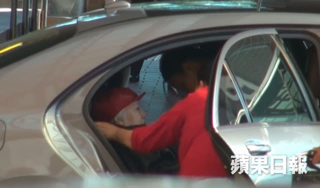 女傭細心照顧琴姐上落車