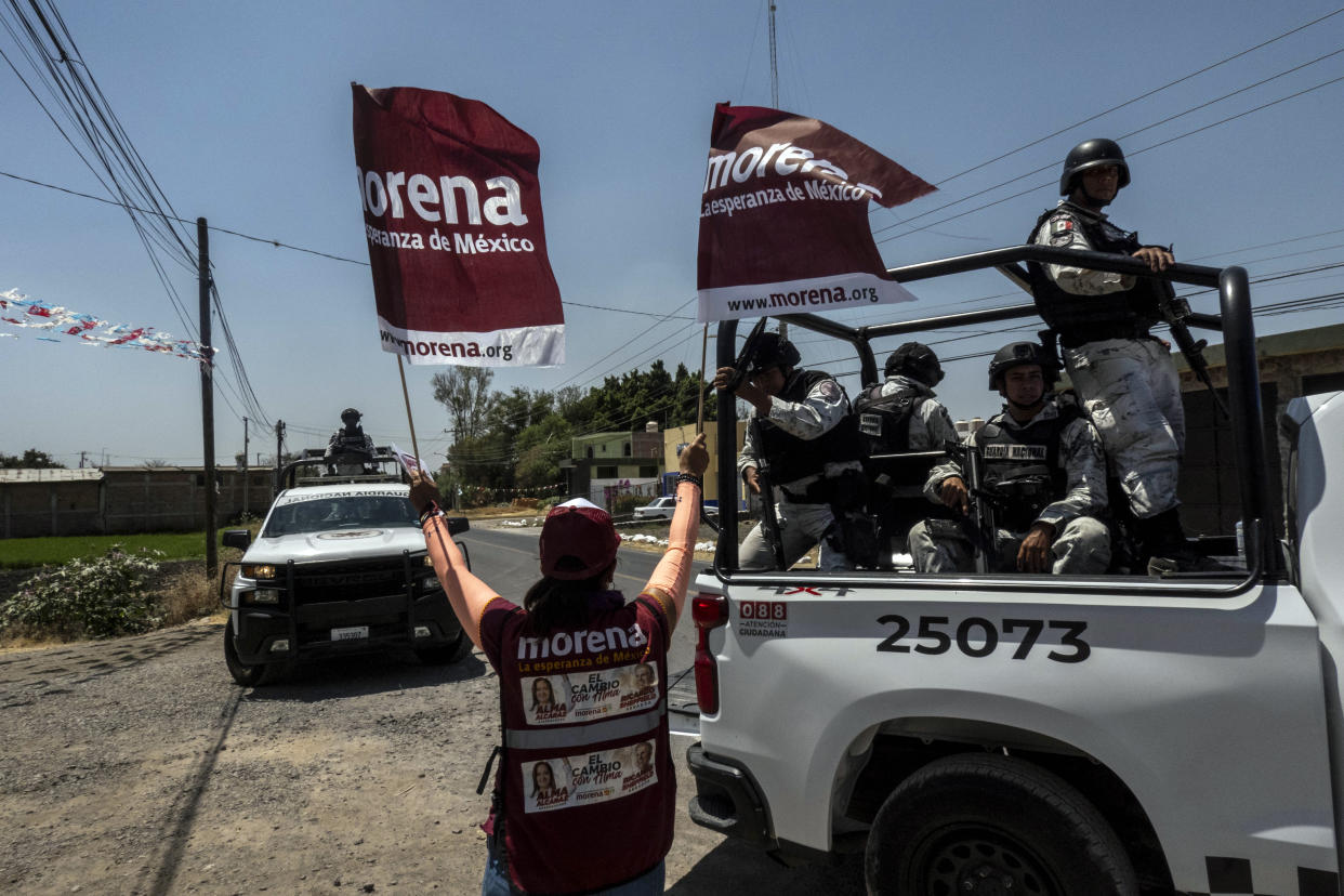 Miembros del partido Morena se congregan en apoyo a Juan Miguel Ramírez, el candidato que remplazó a Gaytán. Fueron escoltados por agentes de la Guardia Nacional y de seguridad privada. (Cesar Rodriguez/The New York Times)