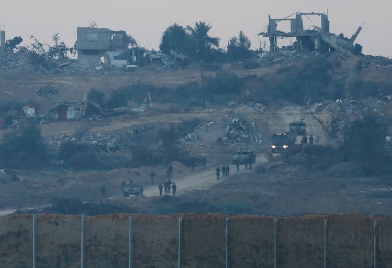 FOTO DE ARCHIVO. Soldados y vehículos israelíes se mueven dentro de Gaza, cerca de la frontera con Israel, en medio del conflicto en curso entre Israel y el grupo islamista palestino Hamás, visto desde Israel,