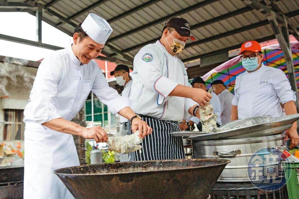 本次千歲宴的菜單由李建德（左）構思，他利用屏東在地食材，讓長輩吃得開心。