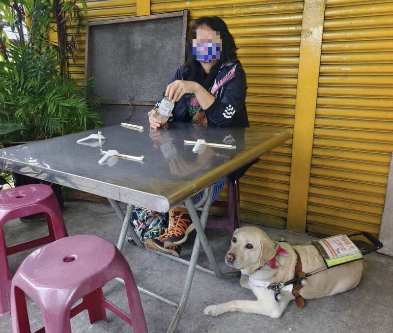 連女帶著導盲犬用餐遭店家拒絕內用。（圖／翻攝畫面）