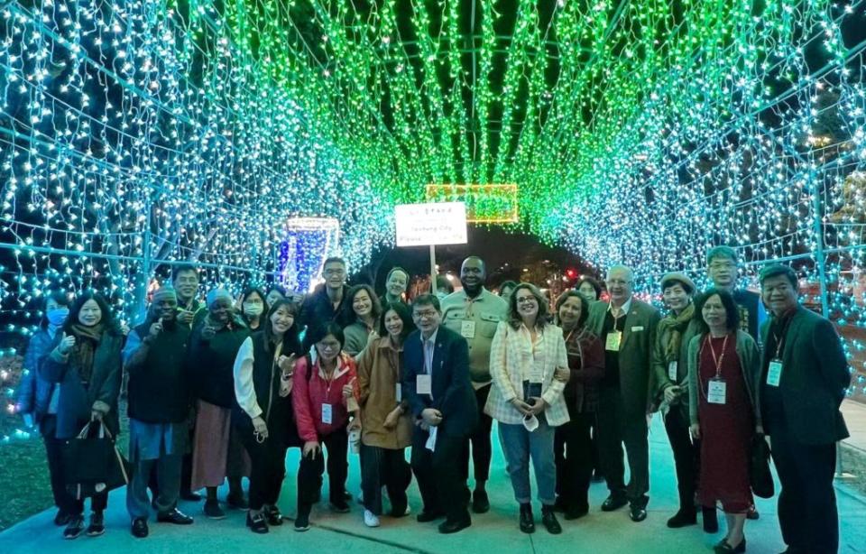 台中市府邀請各國使節及國際貴賓參訪中台灣元宵燈會，對台中的美麗天際線及城市建設留下深刻印象。（記者陳金龍攝）