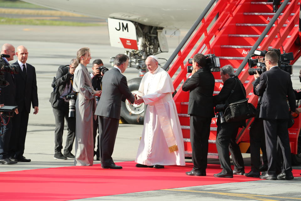 FOTOS: El Papa Francisco llega a Colombia para sanar heridas