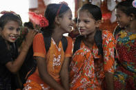 <p>Ranjeda, de 9 años, Rumana, de 10, Minjan, de 10, y Wisma Bibi, de 12, esperan a iniciar sus clases en el campamento de refugiados de Chakmarkul (Bangladesh). (Foto: Wong Maye-E / AP). </p>