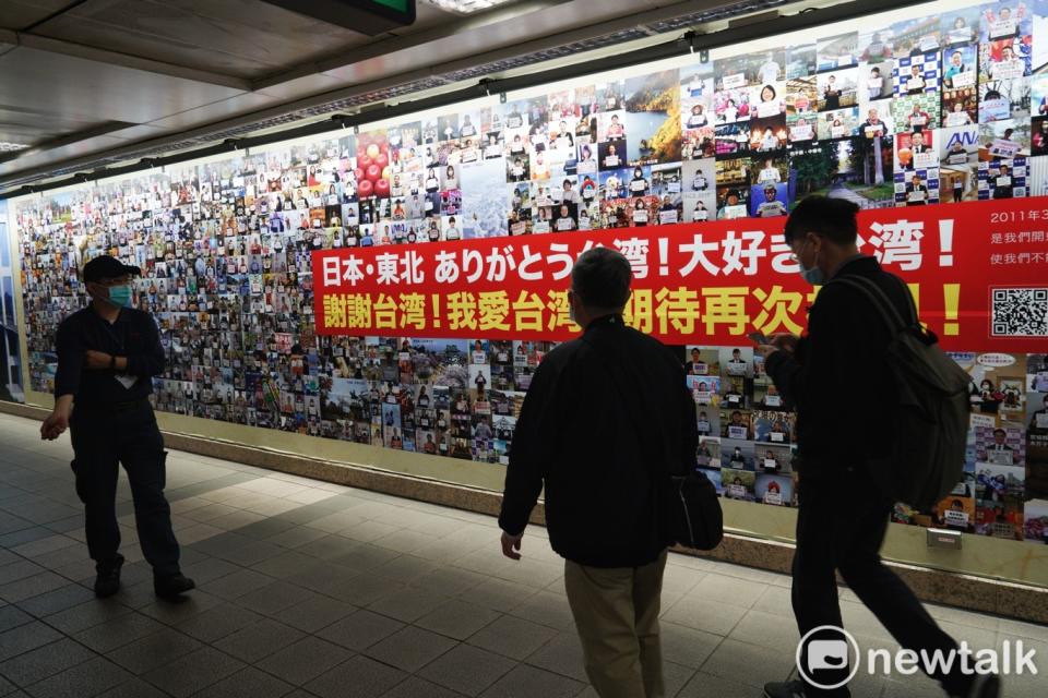 明天就是日本311大地震十週年，台北捷運中山站一號出口目前正以『謝謝台灣！我愛台灣！期待再次相見』為主題的大型海報展覽。現場有1200張日本東北地區的民眾手舉著各種感謝台灣的照片，串聯拼貼成一大片牆面，感謝台灣曾在311大地震大力援助受創的震災災民。   圖：張良一/攝