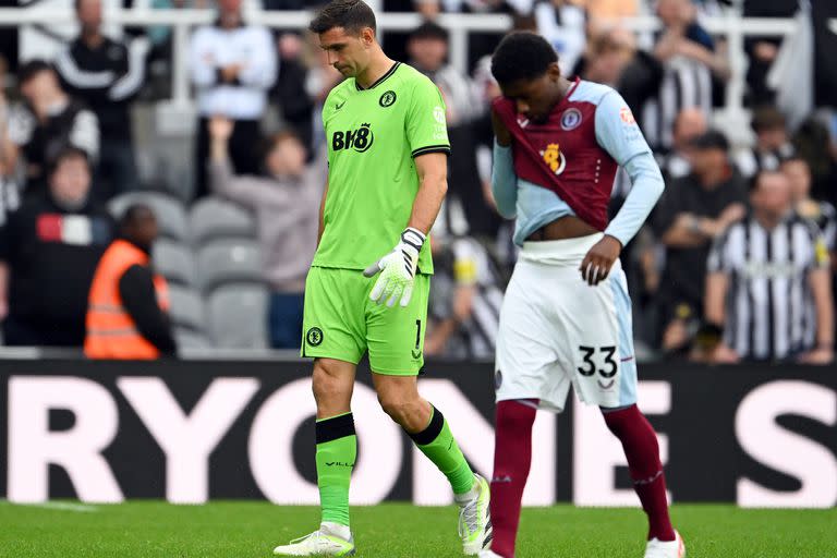 Mirada al piso, Dibu Martínez, junto a su compañero Philogene-Bidace, tuvo un mal arranque en la Premier League