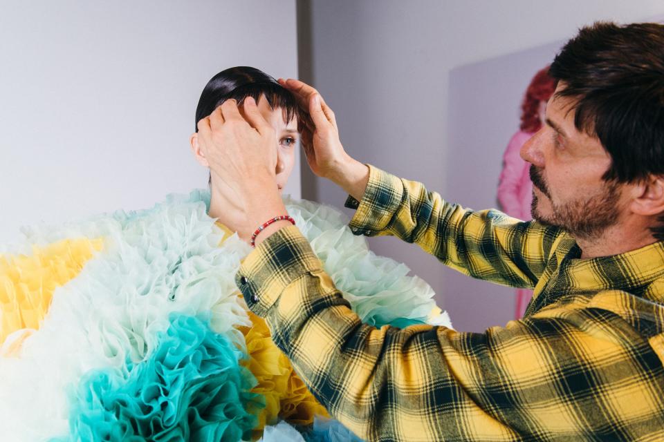 Guido Palau perfects the hair during a test.