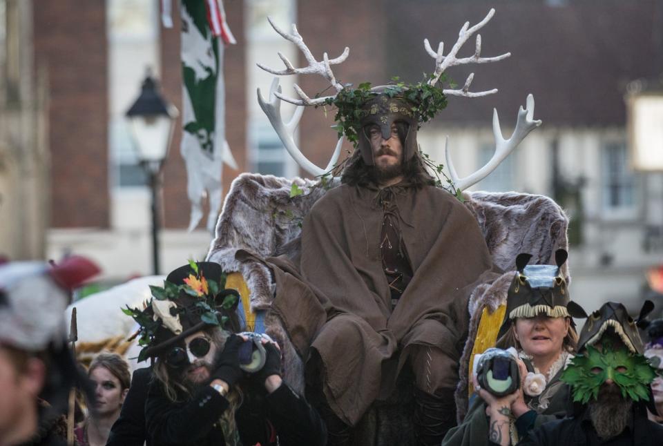 <p>Der Ursprung von Halloween ist in der irisch-keltischen Mythologie zu finden, im Fest "Samhain", welches stets in der Nacht zum 1. November begann und bis zum Sonnenuntergang dauerte. Einige der früheren Traditionen der "Begegnung zwischen den Lebenden und den Toten" werden inzwischen in Großbritannien und Irland wieder gepflegt. (Bild: 2017 Getty Images/Matt Cardy)</p> 