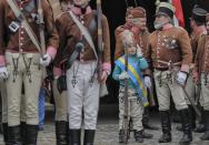 <p>Ethnische Ungarn tragen während einer Parade im rumänischen Târgu Secuiesc Husarenuniformen, um den ungarischen Nationalfeiertag zu begehen. (Bild: Vadim Ghirda/AP) </p>