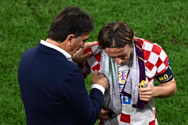 El DT Zlatko Dalic hablando con el titiritero croata, Luka Modric antes del inicio del tiempo suplementario ante Brasil, por los cuartos de final de Qatar 2022