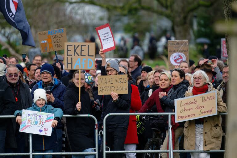 Personas participan en una contramanifestación organizada por «Duesseldorf stellt sich quer» contra un mitin de Alternativa para Alemania (AfD) contra un refugio para refugiados previsto. 