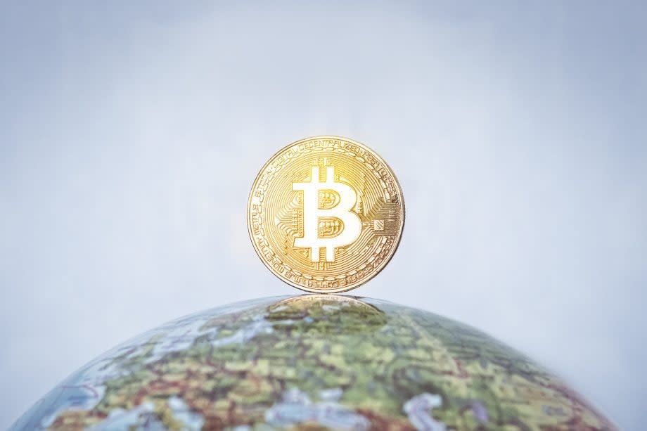 Bitcoin-Münze auf Globus