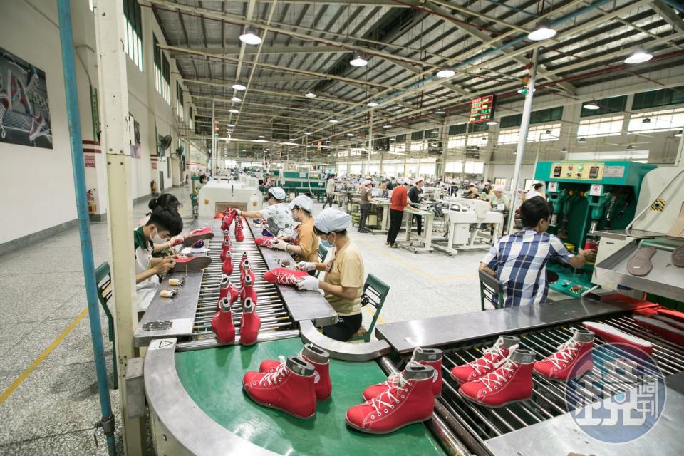 來億是越南第一間外資鞋廠，初期專注加硫鞋製作，因此吃下Converse訂單至今。