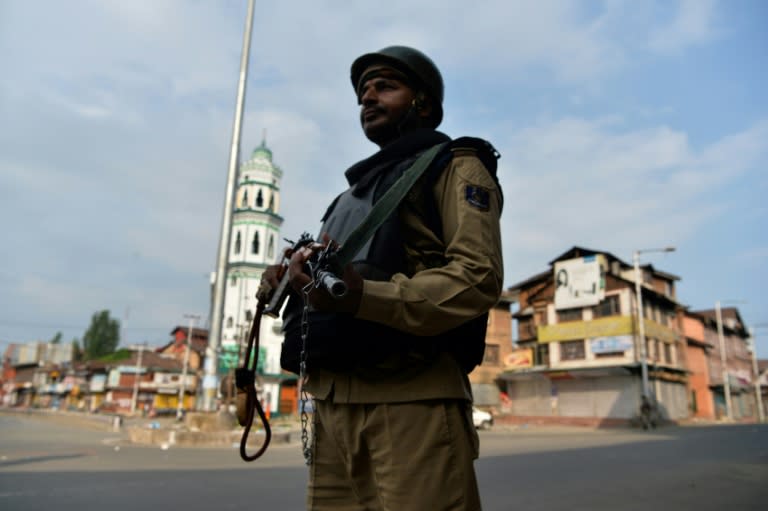 Un soldat monte la garde dans une rue de Srinagar le 6 août 2019
