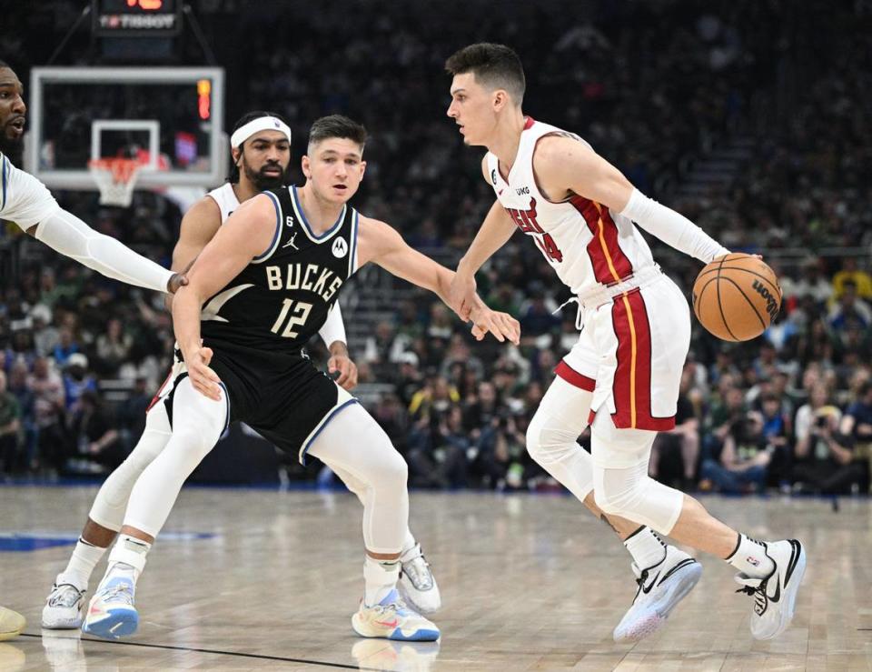 El jugador del Heat Tyler Herro (der.) trata de entrar al aro ante la marca de Jrue Holiday, en el partido celebrado el 16 de abril de 2023 en el Fiserv Forum de Milwaukee.