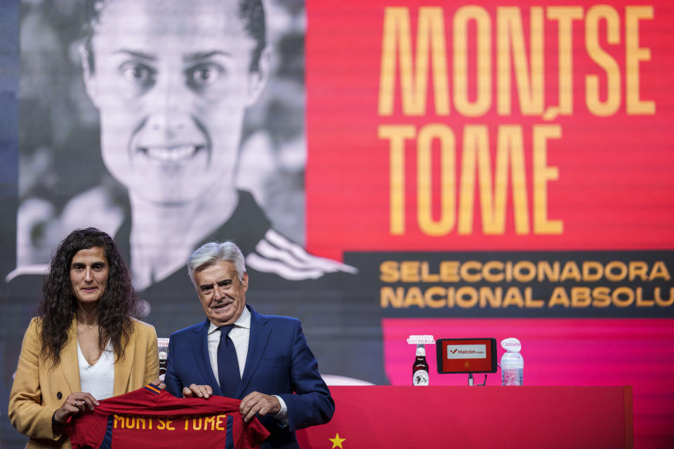 Montse Tomé, la nueva entrenadora de la selección femenina de España, y el presidente interino de la Federación España de fútbol, Pedro Rocha, durante la presentación de Tomé, el lunes 18 de septiembre de 2023, en las afueras de Madrid. (AP Foto/Manu Fernández)