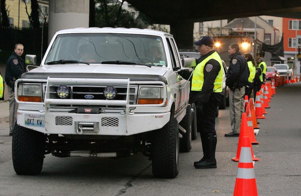 San Francisco police officers check drivers at a sobriety checkpoint on Dec. 26, 2004. <a href="https://www.gettyimages.com/detail/news-photo/san-francisco-police-officers-check-drivers-at-a-sobriety-news-photo/51895744?adppopup=true" rel="nofollow noopener" target="_blank" data-ylk="slk:Justin Sullivan/Getty Image;elm:context_link;itc:0" class="link rapid-noclick-resp">Justin Sullivan/Getty Image</a>