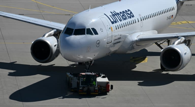 Die Lufthansa hat wegen der Streiks im ersten Quartal Sparmaßnahmen angekündigt. Insbesondere bei der Kernmarke Lufthansa Airline sollen Sachkosten gesenkt, Neuprojekte gestoppt und Einstellungen in der Verwaltung geprüft werden. (Christof STACHE)