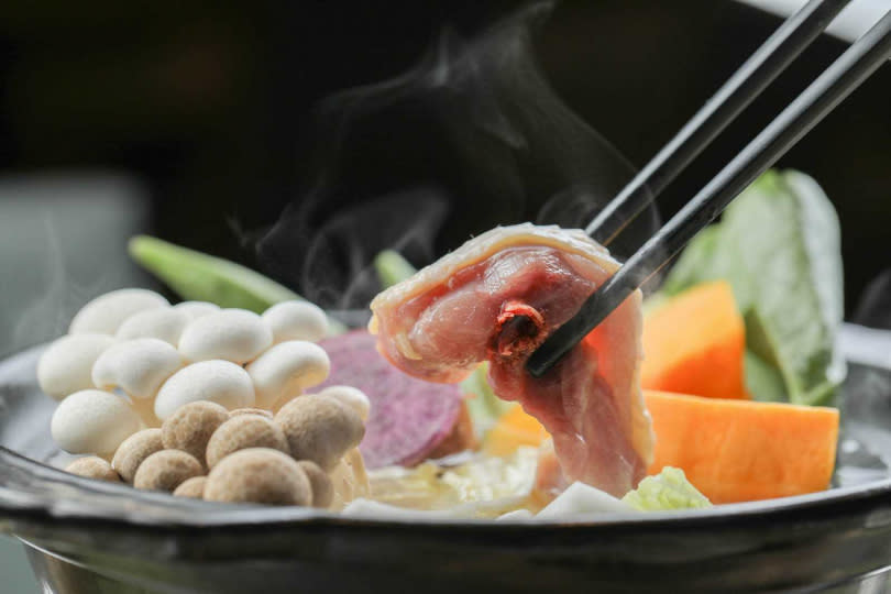 有機香草火鍋湯頭清甜鮮美，雞肉經過涮煮，肉質很Q彈。（1,099元）（圖／林士傑攝）