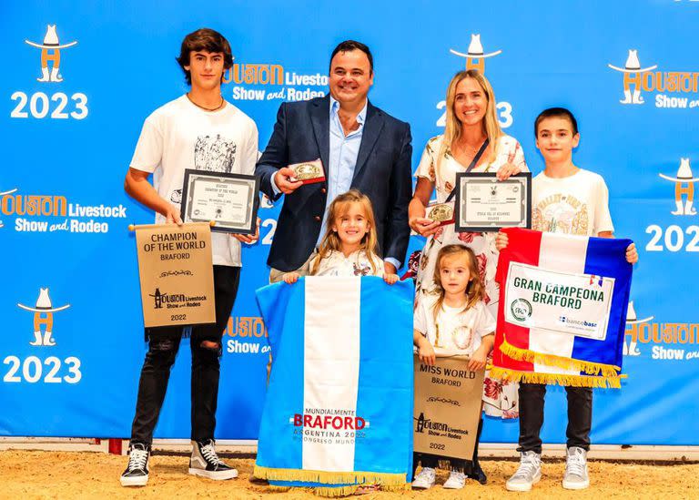 Alejandro Lauret al recibir la distinción junto a su familia: su esposa Lorena, y los hijos Diego, Santiago, Guillermina y Juliana